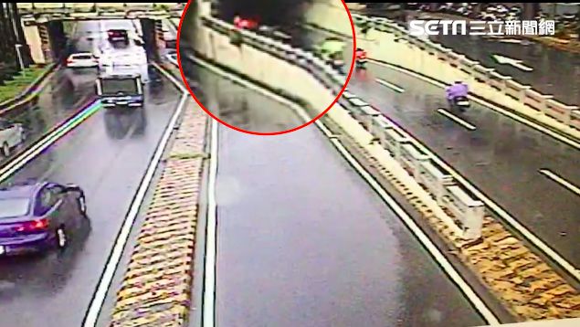 下陷路面影片曝光！3機車瞬間被吞噬