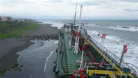 高雄擱淺斐濟籍油輪抽除存油斐濟籍油輪WINNER19油輪擱淺高雄外海，工作人員17日持續加緊抽除船上存油作業，避免燃料油外洩造成生態汙染。（高雄市海洋局提供）中央社記者陳朝福傳真  107年6月17日