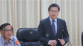 台南將發警消繁重加給國道四隊2名警察殉職，掀起南高二都警消繁重加給議題，台南市代理市長李孟諺（右）25日宣布，台南市政府108年度總預算將編列約5億元警消繁重加給。中央社記者張榮祥台南攝　107年5月25日