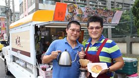 棄高薪轉營餐車　兄弟檔堅持吃健康（1）曾擁有科技業百萬年薪，兄弟檔張好禮（左）、張宇禮（右）卻毅然決然放棄高薪、轉戰餐飲，兩人改良餐車在新竹地區提供健康早餐，已獲不少死忠顧客。中央社記者魯鋼駿攝　107年6月18日