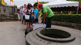 台中大甲鐵砧山端午取午時水台中市風景區管理所18日在大甲鐵砧山劍井舉辦端午節取「午時水」活動，還未到午時就已經湧入大批民眾等待取水。（台中市府提供）中央社記者郝雪卿傳真　107年6月18日