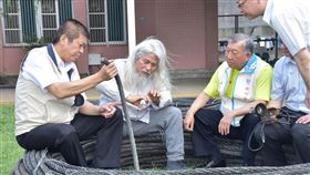 吊橋整建拆下鋼索  藝術家將賦予新生命新竹縣五峰鄉清泉一號吊橋整建工程拆下的鋼索，已送往法務部矯正署八德外役監獄，由受刑人協助洗滌後，將由藝術家康木祥（左2）再設計，讓退役的鋼索變為藝術品。（新竹縣政府提供）中央社記者魯鋼駿傳真  107年6月18日