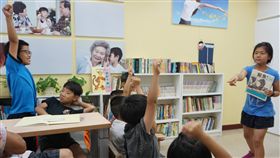 小小說書人說故事  台上台下互動熱烈金門風獅爺童書館，每週三下午舉辦小朋友說故事時間。小小說書人爭相上台說故事，台下的大小朋友聽得津津有味，互動熱烈。中央社記者黃慧敏攝  107年6月18日