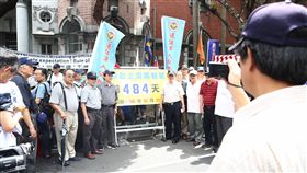 軍改拚三讀　八百壯士下午遊行至總統府立法院19日處理軍改案，反軍改團體「八百壯士」預計動員5000人到場抗議、下午2時從立法院旁遊行至總統府，並準備水球朝人形看板投擲，表達不滿。中央社記者游凱翔攝　107年6月19日