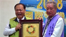 旅外團體返澎捐善款與白米　陳光復贈感謝狀高雄市澎湖同鄉會組團返澎參加划龍舟賽，17日還以「10元便當揚愛」高雄市莊朱玉女慈善基金會名義捐善款與白米，縣長陳光復（左）致贈感謝狀，由兩單位的理事長莊吉雄（右）代表受贈。中央社　107年6月17日