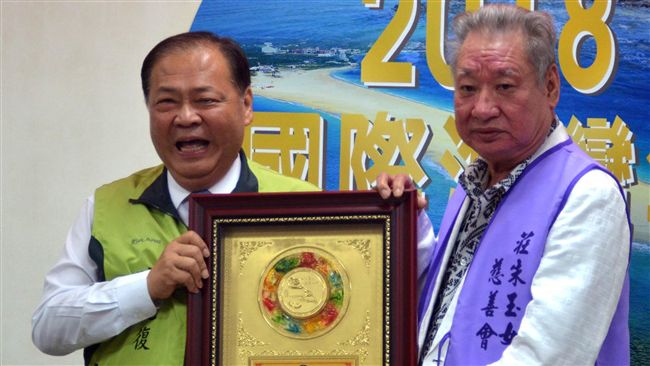 旅外團體返澎划龍舟　捐善款白米助人