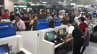 澎湖千名旅客滯留　4點半搭機趕上班