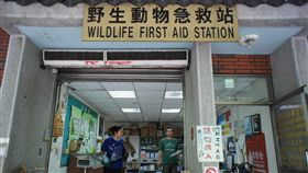 專業人才與設備　野生動物急救站扛重任行政院農業委員會特有生物研究保育中心野生動物急救站是國內治療與收容受傷野生動物重鎮之一，動物經檢傷、儀器檢查、手術治療，送進動物病房休養及野放訓練籠復健，最後野放，可說是動物界的大醫院。中央社記者蕭博陽南投縣攝　107年6月16日