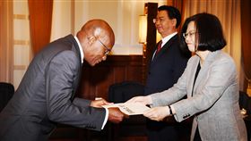 聖露西亞大使呈遞到任國書總統蔡英文（右）19日在總統府，接受聖露西亞新任駐台特命全權大使勞倫特（Edwin Laurent）（左）呈遞到任國書，蔡總統並與勞倫特握手致意。中央社記者施宗暉攝  107年6月19日