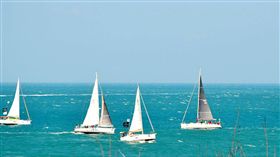 澎湖島帆船週系列賽（2）2018澎湖島帆船週系列賽16日登場，來自世界5個國家和地區的43艘帆船依序出發，在澎湖內灣揚帆，乘風破浪競賽，也讓最美麗的海灣帆影點點，增添美麗。中央社　107年6月16日