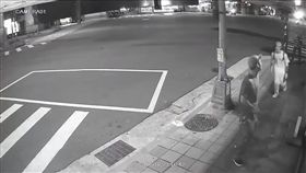 台北,中山,隨地小便,店家,監視器,亂灑,小便。翻攝畫面攝