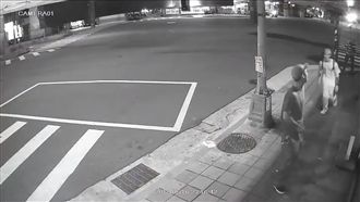 獨／超噁！男子隨地小便還尿尿亂灑！