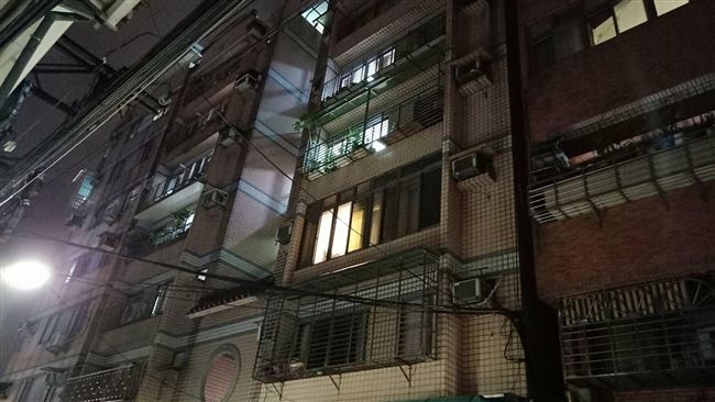 小情侶相約尋短亡　家長見面相擁拭淚