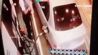 油槍沒拔車就開！回彈打中員工狂噴血