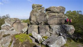 英國北約克郡知名景點「布里姆漢姆岩」（Brimham Rocks）是冰河時期留下的自然風景，不少旅客都會前往朝聖。但日前卻有5位屁孩不僅在岩壁簽名，還把一塊大岩石推下，導致岩石變碎塊，秒毀3.2億年的冰河遺跡。（圖／翻攝自推特NESTA-US）