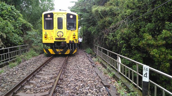 路人闖鐵道遭撞！集集線區間車延誤