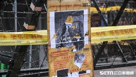 八百壯士反年改，丟雞蛋水球抗議。 （圖／記者林敬旻攝）