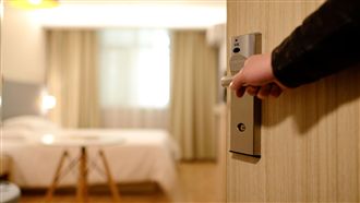 妻衣衫不整、房間躲1男　他告性侵被打臉