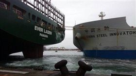 中鋼礦砂船求新輪擦撞長滿輪貨櫃船，滿輪尾右弦被撞到凹陷，高雄港。翻攝照片