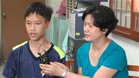 不想讓媽媽操心　傅煒哲獲總統教育獎剛從台南開元國小畢業的傅煒哲（左），品學兼優，榮獲今年總統教育獎，不讓媽媽（右）操心是他唯一的心願。（移民署提供）中央社記者張榮祥傳真　107年6月19日