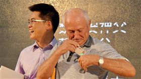 開心收下身分證　歐思定：連大體都捐台灣超過半世紀付出，天主教白冷會修士歐思定（右）去年終於領到中華民國身分證，迫不及待將證件放入上衣口袋。他說，早已決定留在台東終老，連大體都要捐給台灣。左為台東縣長黃健庭。（檔案照片）中央社記者盧太城台東攝  107年6月19日