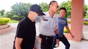 孫道存低調快閃返監　不發一語前太平洋電信電纜公司董事長孫道存（左）19日下午返回八德外役監獄，沿途不發一語，在獄方人員的陪同下快步進入管制區。中央社記者吳睿騏桃園攝　107年6月19日