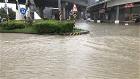 高雄大雨　仁武區多處路段積水高雄市19日中午開始持續降下大雨，多處低窪路段或排水不良地區傳出積水，仁武區國道10號下方的鳳仁路、澄觀路一帶積水嚴重。（民進黨籍高雄市議員邱俊憲提供）中央社記者王淑芬傳真　107年6月19日