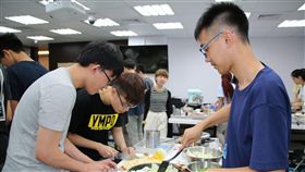 體驗長者飲食需求　陽明學生期末考親自下廚陽明大學人文與社會教育中心開設「飲食與文化：從歷史到當代生命關懷」博雅通識課程，期末考試以「最想做給長輩的菜」為主題，讓修課學生親自下廚，設計適合高齡長者的料理。（陽明大學提供）中央社記者許秩維傳真　107年6月19日