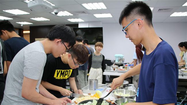 體驗長者飲食需求　陽明醫期末考下廚