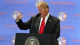 川普說明與金正恩會面成果美國總統川普12日與北韓領導人金正恩舉行歷史性峰會，兩人會後簽署文件。川普於川金會後說明這次與金正恩會面成果。中央社記者黃自強新加坡攝　107年6月12日