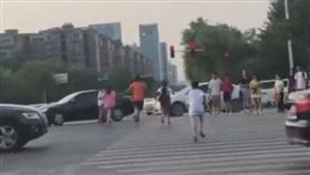 屁孩邊嬉鬧邊闖紅燈，還嗆「不怕，出事家裡有錢治」。（圖／翻攝梨視頻）