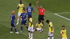 桑契斯（6號）吞下本屆世足賽首張紅牌。（圖／路透／達志影像）