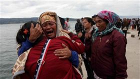 印尼一艘渡輪在北蘇門答臘省托巴湖翻覆，已知1死，128人失蹤。（圖／翻攝推特）