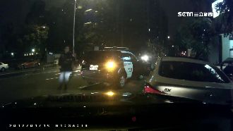 違停拉K遇盤查　假釋犯撞警判無罪！