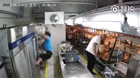 修冰箱慘遭電死！屍體卡半空25秒無人發現（圖／翻攝自微博
中國,觸電,冰箱,通風管,斷電,餐廳