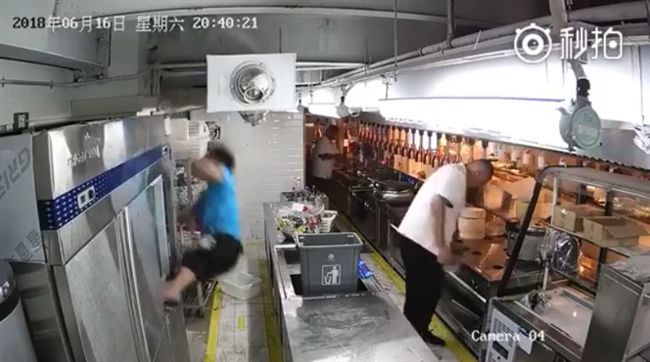 修冰箱遭電死　屍體卡半空無人發現！