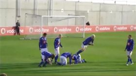 影／首次踢進世足賽　冰島隊不練球整隊竟全是「喜劇演員」
圖／翻攝自BC2GEEK YoTube
https://www.youtube.com/watch?v=3wK_v9koL3Y