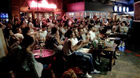 ▲到運動吧一起看比賽是世足賽的潮流。圖為台北花博法式主題餐廳。（圖／記者林辰彥攝影）