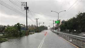 屏東大雨  沿海多鄉鎮淹水交通管制（2）屏東持續下雨，易淹水區的沿海鄉鎮20日上午主要道路傳出淹水，進行交通管制。圖為東港鎮台17線淹水情形。（屏東消防局提供）中央社記者郭芷瑄傳真  107年6月20日