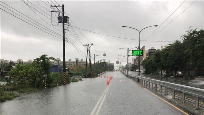屏東持續降雨　沿海多鄉鎮淹水交管