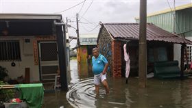 屏東持續降雨　沿海鄉鎮淹水嚴重屏東縣持續降雨，沿海鄉鎮多處積水，進行道路管制，尤其枋寮鄉新龍村內淹水嚴重。（民眾提供）中央社記者郭芷瑄傳真　107年6月20日