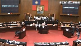 立法院臨時會,軍人年改,國民黨,民進黨,衝突,推擠,主席台,年改

翻攝自立院直播