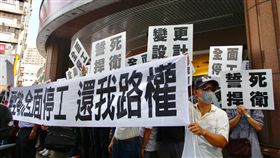 高雄民眾憂輕軌2階工程衝擊交通（2）高雄輕軌第2階段工程擬在大順、建工路口興建平面輕軌，部分當地民眾憂心恐再衝擊原就壅塞的交通，7日走上街頭陳情，盼市府變更設計，避免影響民眾路權，市府捷運局也允諾將彙整民意，研擬解決。中央社記者董俊志攝　107年5月7日