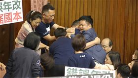 立院審查軍改案　朝野爆發推擠衝突（2）立法院院會20日將處理軍改案爭議條文，國民黨團上午突襲占領議場主席台杯葛議事，民進黨團隨後搶進主席台，雙方發生推擠衝突。中央社記者徐肇昌攝　107年6月20日