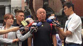 吳斯懷：軍改強行通過　將提釋憲等法定行動八百壯士發言人吳斯懷（右2）20日表示，軍人年改案強行通過後，將提釋憲、訴願、訴願被駁回後再提訴訟，也會籌組律師團協助個人提起集體釋憲聲請，掌握法定各種可能的行動。中央社記者溫貴香攝　107年6月20日