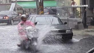 暴雨襲南台！淹水上班像騎水上摩托車
