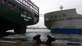 高雄港2船擦撞　管制出港進行調查散裝船「中鋼求新」輪19日進泊高雄港時，疑因重載轉向困難，輕微碰撞停靠在79號碼頭的貨櫃船「長滿」輪右船尾，雙方無人員受傷，已要求2船先管制出港，待海事調查。（高雄港務分公司提供）中央社記者陳朝福傳真　107年6月19日