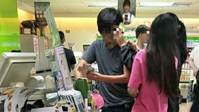 台灣鯛,奧客,排隊,結帳,糖果,超商,店員（圖／翻攝自臉書爆料公社）
