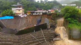 溪水掏空大崩塌　南投7民宅岌岌可危
