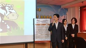 提升職場適應力　科大畢業生發表英文論文宏國德霖科技大學應用英語系畢業生穿上正式服裝，發表全英文專題論文，今年主題包括童書創作，海內外實習體驗報告，兒童美語教學策略。（校方提供）中央社記者黃旭昇新北傳真　107年5月31日